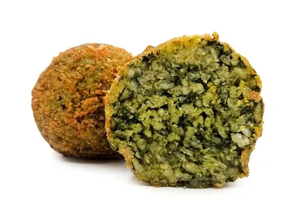 Arancino Spinaci e Pecorino tagliato a metà, ripieno verde di spinaci
