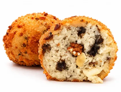 Arancino Tartufo, Pecorino e Noci tagliato a metà, riso chiaro con tartufo e noci, accanto a un arancino intero